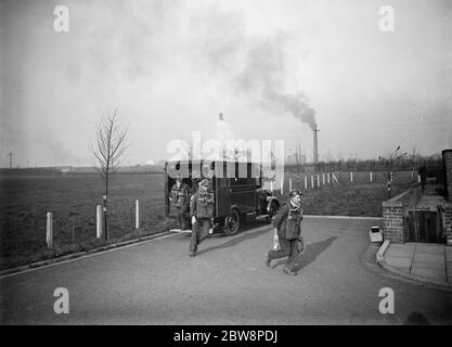 Männer aus dem Lancashire Mine Rescue Center tragen Atemschutzgerät, steigen aus ihrem LKW aus. 1937 . Stockfoto