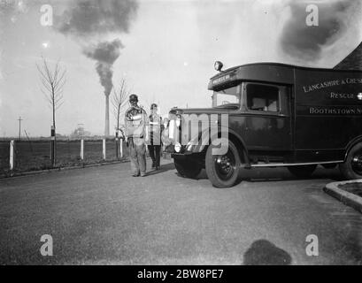 Männer aus dem Lancashire Mine Rescue Center tragen Atemschutzgerät, tragen einen Toten weg auf einer Bahre während einer Praxis. 1937 . Stockfoto