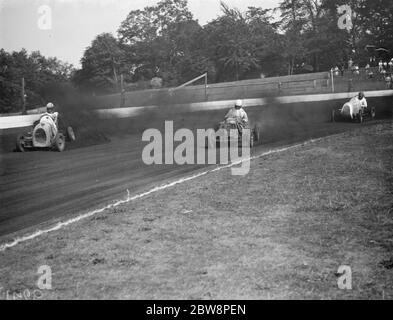 Der Crystal Palace Miniatur Autorennen Grand prix . Basil de Mattos verliert seine Räder. 1938 Stockfoto