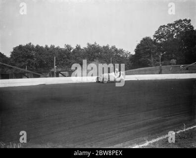 Der Crystal Palace Miniatur Autorennen Grand prix . Basil de Mattos verliert seine Räder. 1938 Stockfoto