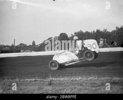 Der Crystal Palace Miniatur Autorennen Grand prix . Frank Chiswell hebt das Heck seines Rennwagens. 1938 Stockfoto