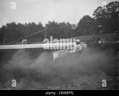 Der Crystal Palace Miniatur Autorennen Grand prix . Frank Chiswell fährt mit seinem Auto in einer Staubwolke. 1938 Stockfoto