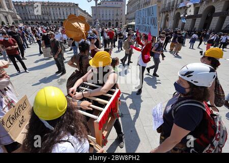 Turin, Italien. 30 Mai 2020. Kunst- und Unterhaltungsarbeiter demonstrieren für ein Entlastungspaket und einen sicheren Neustart der Unterhaltungsindustrie. Quelle: MLBARIONA/Alamy Live News Stockfoto