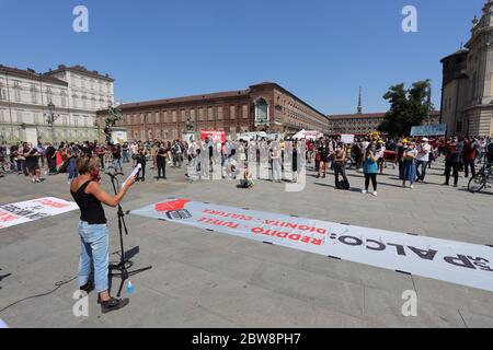 Turin, Italien. 30 Mai 2020. Kunst- und Unterhaltungsarbeiter demonstrieren für ein Entlastungspaket und einen sicheren Neustart der Unterhaltungsindustrie. Quelle: MLBARIONA/Alamy Live News Stockfoto