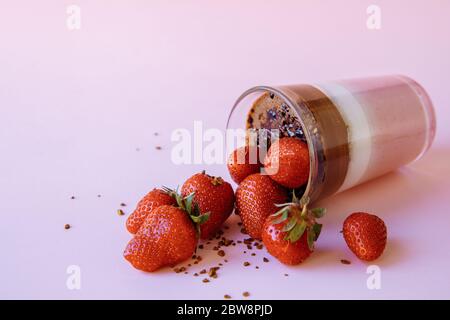 Ein Glas Erdbeerdessert ist auf dem Tisch. Stockfoto