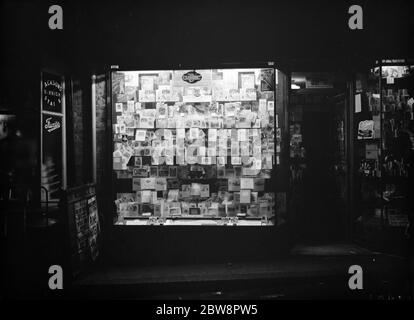 Schaufenster Anzeige von personalisierten Weihnachtskarten in Glen ' s Bibliothek , beleuchtet in Farningham , Kent . 1937 Stockfoto