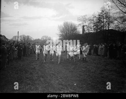 Die Oxford University gegen Cambridge University Cross Country Rennen in Horton Kirby, Kent. 1937 Stockfoto