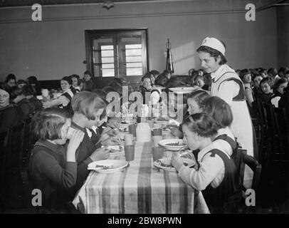 Die Dame mit Abendessen serviert Mittagessen in einer Mädchenschule in Orpington, Kent. 1937. Stockfoto