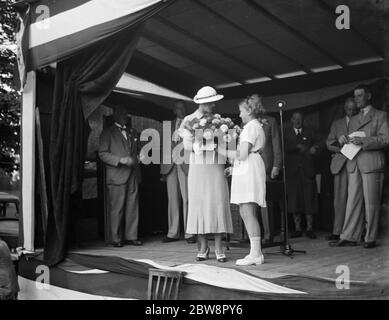 Jubilee Häuser Fete in Sidcup Place. Frau Miss B Robins überreicht einen Preis. 1936 Stockfoto