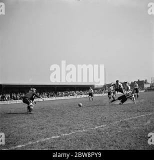 Dartford vs. Newport County Reserves - Southern League - 29/08/36 Newport County Association Football Club gegen Dartford Football Club . Der Torwart taucht tief nach links, als ein Verteidiger einen Angriff verpasst. 1936 Stockfoto