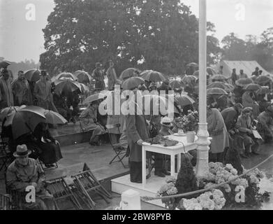 Bexleyheath Schwimmbäder öffnen. Die Menge decken sich unter ihren Sonnenschirmen. 1936. Stockfoto