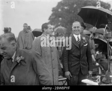 Bexleyheath Schwimmbäder öffnen. Die Menge decken sich unter ihren Sonnenschirmen. 1936. Stockfoto