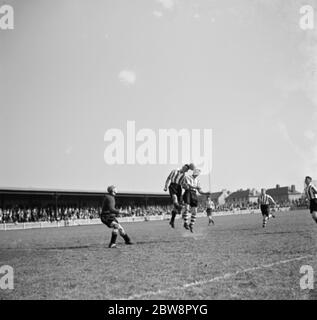 Dartford vs. Newport County Reserves - Southern League - 29/08/36 Newport County Association Football Club gegen Dartford Football Club . Zwei Spieler konkurrieren um den Ball, während der Torwart auf beobachtet. 1936 Stockfoto