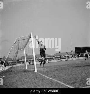 Dartford vs. Newport County Reserves - Southern League - 29/08/36 Newport County Association Football Club gegen Dartford Football Club . Der Torwart schiebt den Ball auf die Querstange. 1936 Stockfoto