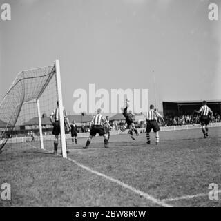 Dartford vs. Newport County Reserves - Southern League - 29/08/36 Newport County Association Football Club gegen Dartford Football Club . Der Torwart stechst den Ball weg. 1936 Stockfoto