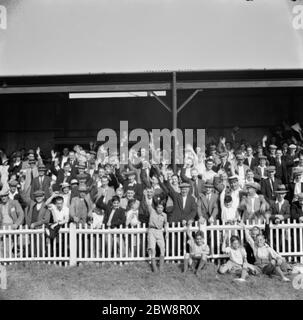 Dartford vs. Newport County Reserves - Southern League - 29/08/36 Newport County Association Football Club gegen Dartford Football Club . Die Menge. 1936 Stockfoto