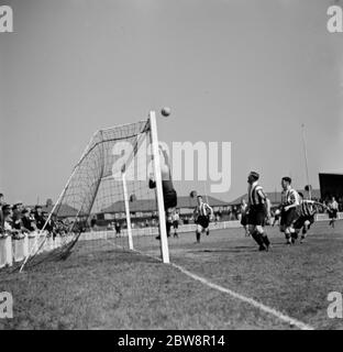 Dartford vs. Newport County Reserves - Southern League - 29/08/36 Newport County Association Football Club gegen Dartford Football Club . Der Torwart schlägt den Ball über die Bar. 1936 Stockfoto