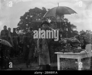 Bexleyheath Schwimmbäder öffnen. Die Menge decken sich unter ihren Sonnenschirmen. 1936. Stockfoto