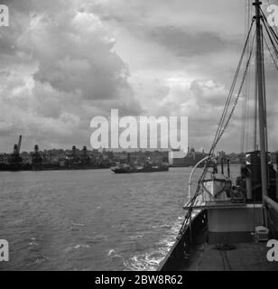 Allgemeine Ansicht der Kraniche an den Docks von einem vorbeifahrenden Schiff auf der Themse. 1936 Stockfoto