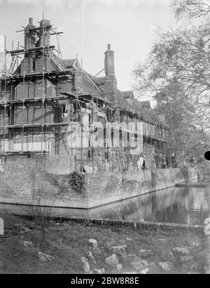 Gerüste rund um die Gebäude in Well Hall pleaunce , Eltham , London . 22. November 1935 Stockfoto