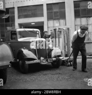 Bedford LKW gehören zu der Standard Telephone and Cables Company Ltd , die vor ihrer Fabrik beladen . 1936 . Stockfoto