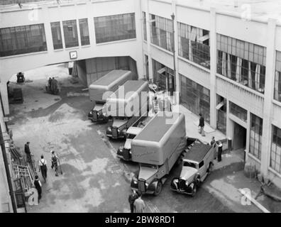 Bedford LKW gehören zu der Standard Telephone and Cables Company Ltd , die vor ihrer Fabrik beladen . 1936 . Stockfoto