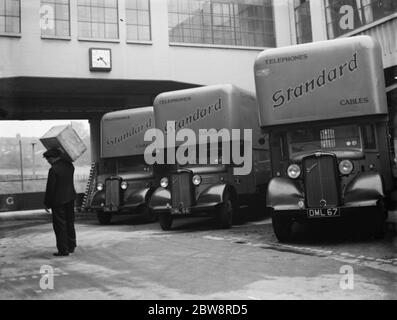 Bedford LKW gehören zu der Standard Telephone and Cables Company Ltd , die vor ihrer Fabrik beladen . 1936 . Stockfoto