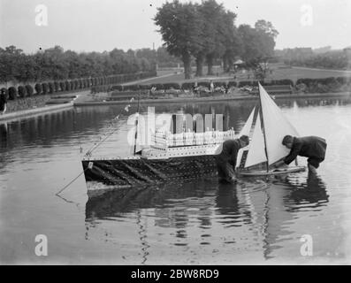 Modell des Liners RMS Queen Mary wird auf dem Wasser neben einer Modellyacht veröffentlicht. 1936 Stockfoto