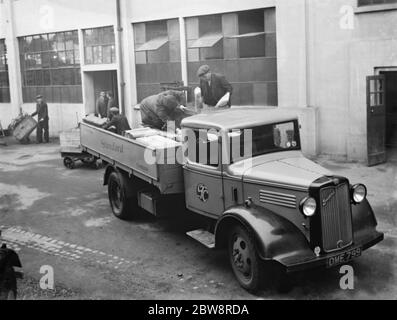 Bedford LKW gehören zu der Standard Telephone and Cables Company Ltd , die vor ihrer Fabrik beladen . 1936 . Stockfoto