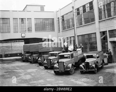 Bedford LKW gehören zu der Standard Telephone and Cables Company Ltd , die vor ihrer Fabrik beladen . 1936 . Stockfoto