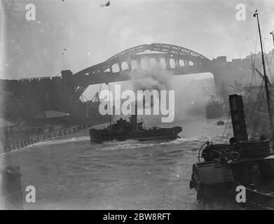 Dampfpaddelschlepper bei der Arbeit am Fluss tragen durch die Sunderland Bridge ( Wearmouth Bridge ) 1935 Stockfoto