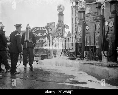 Die Feuerwehr, die mit einem Brand in der Garage auf Halfway Street, Sidcup, Kent. 22. September 1938 Stockfoto