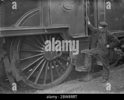 Ein Zugingenieur schaut sich eines der großen Motorräder an, nachdem er in Swanley, Kent, entgleist wurde. 1938 Stockfoto