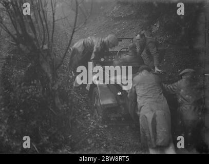 Kent Border Motor Club Hill Trial. Einen Konkurrenten auf die Spur bringen. 1935 Stockfoto