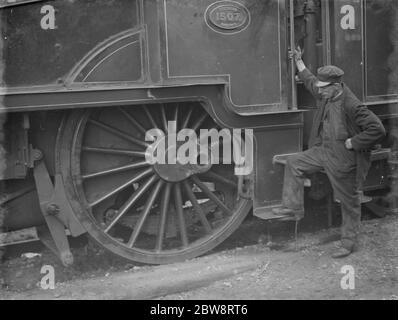 Ein Zugingenieur schaut sich eines der großen Motorräder an, nachdem er in Swanley, Kent, entgleist wurde. 1938 Stockfoto