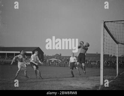 Fußballspiel ; Erith und Belvedere gegen Maidenhead . Der Torwart macht einen speichern. 1938 Stockfoto