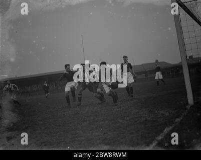 Dartford Reserves vs. Bexleyheath and Welling - Kent League - Hugh MacDonald der Bexleyheath und Welling Torwart sammelt den Ball unter Druck von George Dell - 04/01/36 . Aktion im Torhüpfen . 1935 Stockfoto