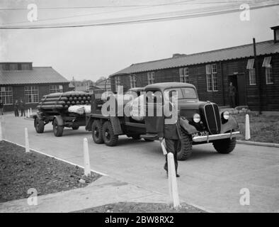 Air Minister Sir Kingsley Wood eröffnet die erste Barrage Ballon Squadron Website in Kidbrooke, wo Praxis Ballons wurden aus den Hangars gebracht. Fordson WOT 1 Barrage Ballonwinde am RAF Depot. September 1938 Stockfoto