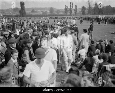 Eine Presse Cricket-Team gegen Newcross Speedway Cricket-Team in Sidcup, Kent. Das Schlagteam verlässt den Platz. Charles Milne, F E Mockford, E t Groves, S E J R Perry und Norman Woolsey. 1938 . Stockfoto