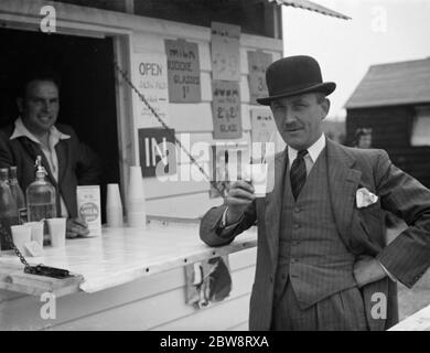 Whitbread ' s Hopfenfarm in Belting, Kent. Ein Gentleman genießt eine Tasse Milch an der hoteleigenen Milchbar. 1938 Stockfoto