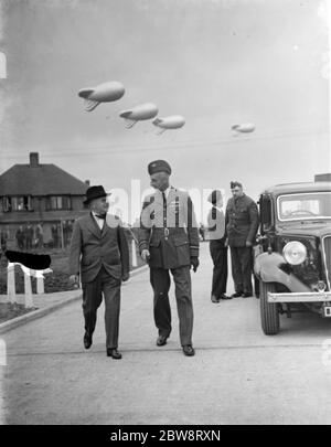 Air Minister Sir Kingsley Wood (links) , öffnet die erste Sperrballon-Geschwader-Website in Kidbrooke, wo Praxis Ballons wurden aus den Hangars gebracht . September 1938 Stockfoto