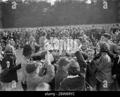 Eine Presse Cricket-Team gegen Newcross Speedway Cricket-Team in Sidcup, Kent. Ernie Evans unterschreibt Autogramme. 1938 . Stockfoto