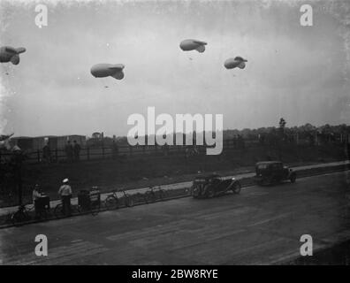 Air Minister Sir Kingsley Wood eröffnet die erste Barrage Ballon Squadron Website in Kidbrooke, London, wo Praxis Ballons wurden aus den Hangars gebracht. Allgemeine Ansicht der Ballons . September 1938 Stockfoto