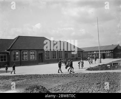 Die Eröffnung der Blackfen Central School, Kent. Außenansicht der Schule . September 1936 Stockfoto