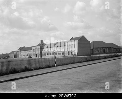 Die Eröffnung der Blackfen Central School, Kent. Außenansicht der Schule von der Straße aus. September 1936 Stockfoto