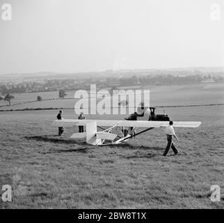 Ein Cessna CG-2 Glider wird bis zu seiner Schlepplinie, in Vorbereitung für seinen Start in Lenham, Kent. 1936 . Stockfoto