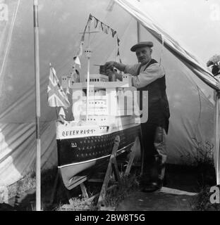 Ein Mann arbeitet an einem Modell der RMS Queen Mary . 1936 Stockfoto