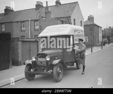 Gillingham Cooperative Society Wäscherei Lieferung van mit Fahrer. 1938 Stockfoto