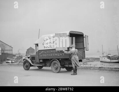 Gillingham Cooperative Society Wäscherei Lieferwagen mit Fahrer öffnen die Rückseite des van am Flussufer. 1938 Stockfoto