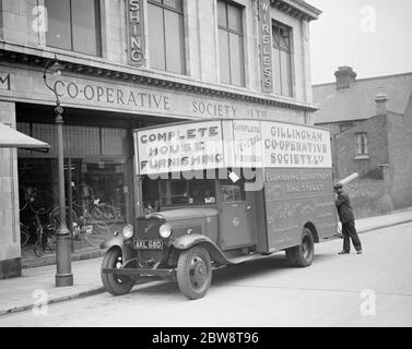 Gillingham Co - operative Society Möbel van Verladung Waren außerhalb des Geschäfts vor einer Lieferung . 1938 Stockfoto